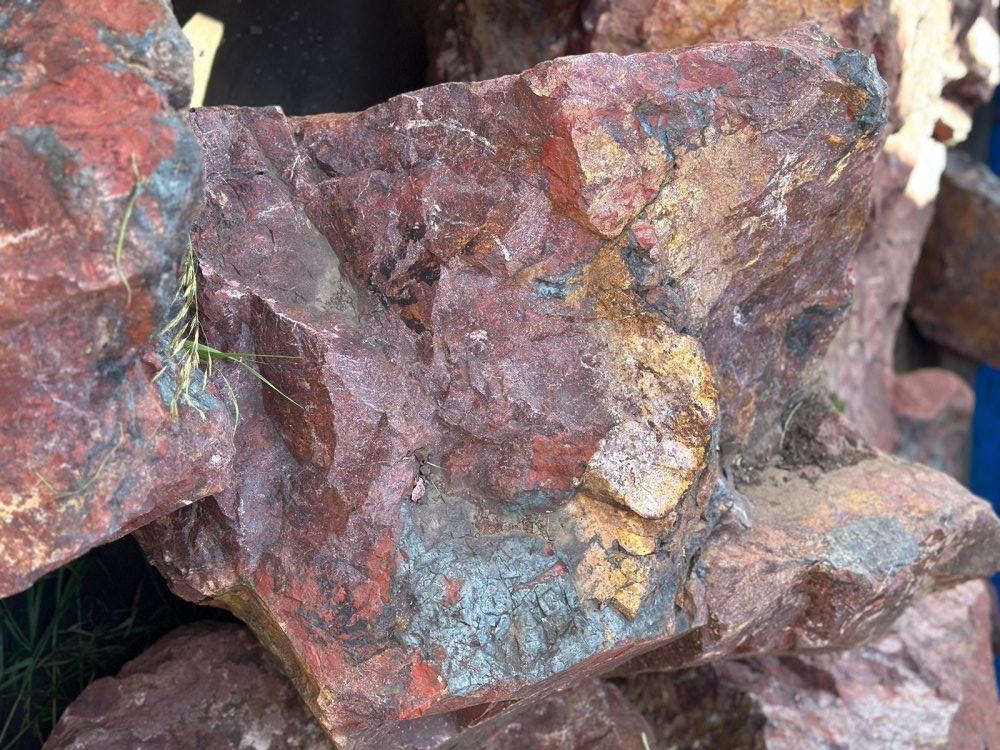 Камни для ландшафтного дизайна красно-фиолетовые 10-60 килограмм купить в Кызыле