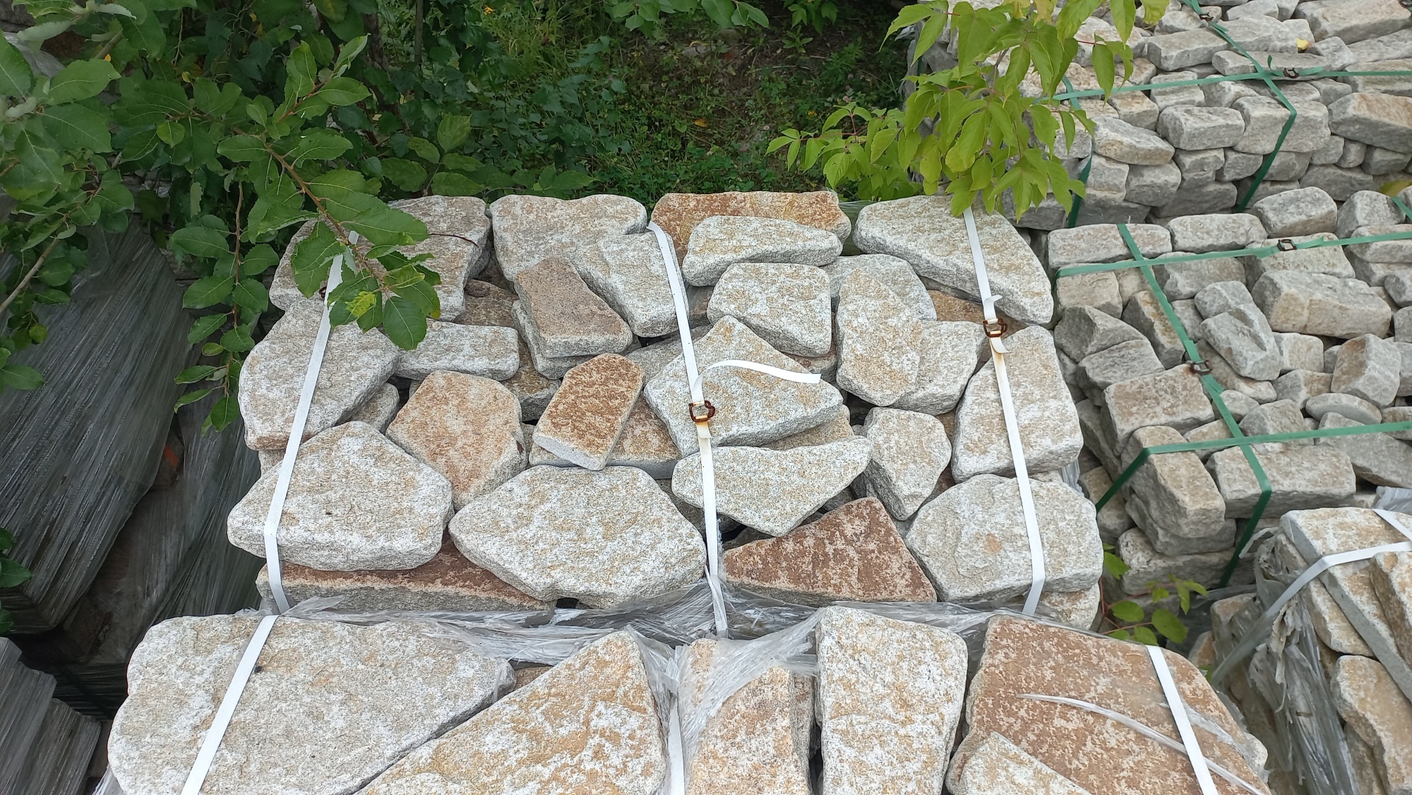 Плитняк галтованный гранитный для ландшафтного дизайна купить в Кызыле