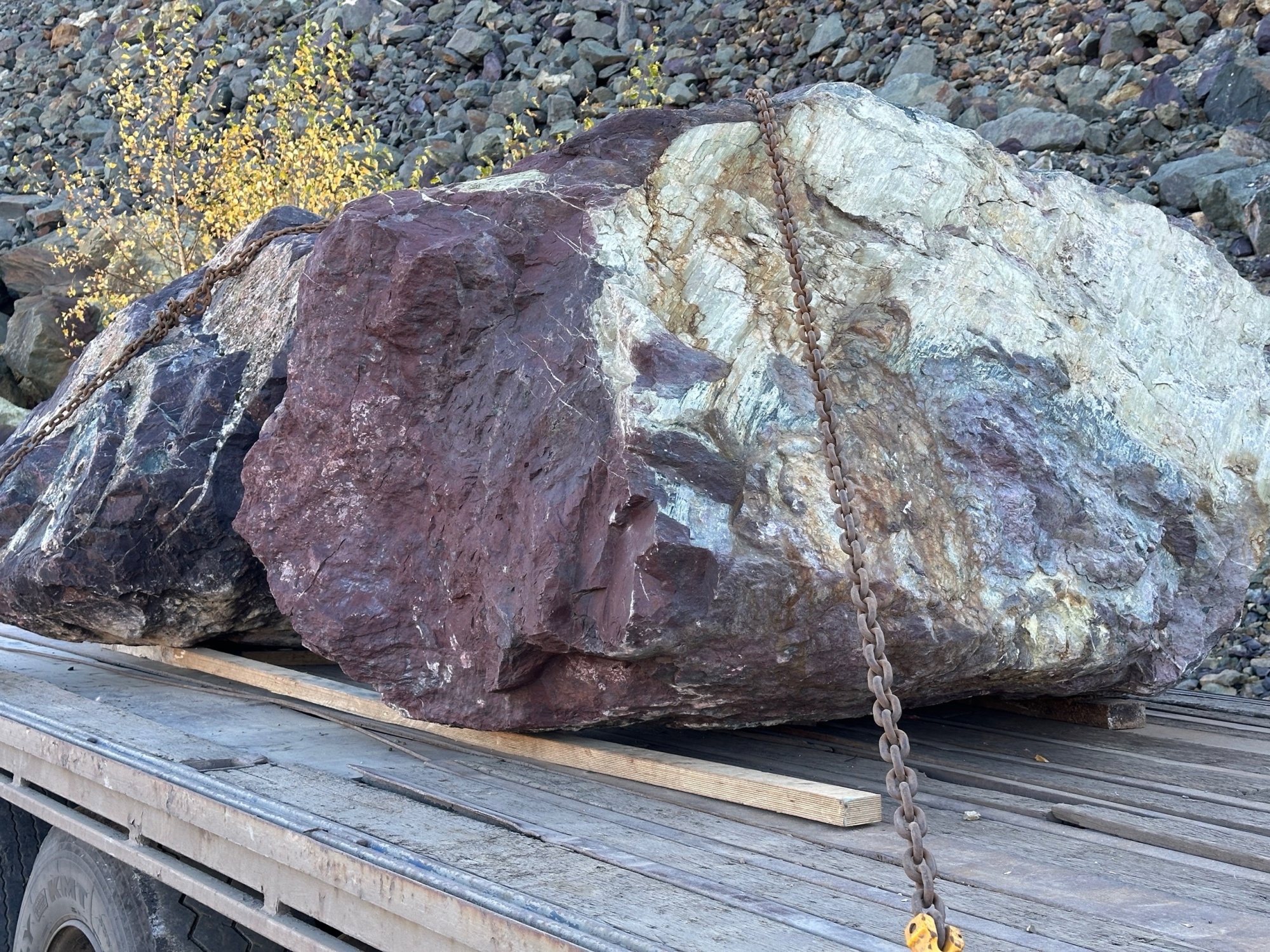 Огромные красно-фиолетовые валуны для ландшафтного дизайна весом более 5 тонн купить в Кызыле