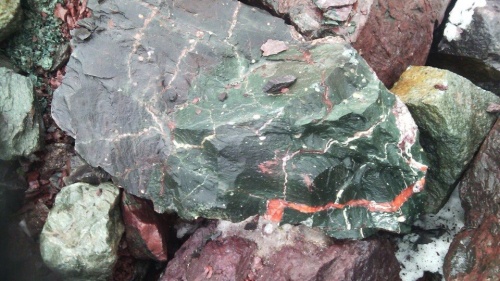 Гигантские зелёные валуны для ландшафтного дизайна весом более 5 тонн купить в Кызыле