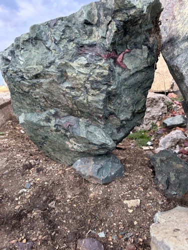 Гигантские зелёные валуны для ландшафтного дизайна весом более 5 тонн купить в Кызыле