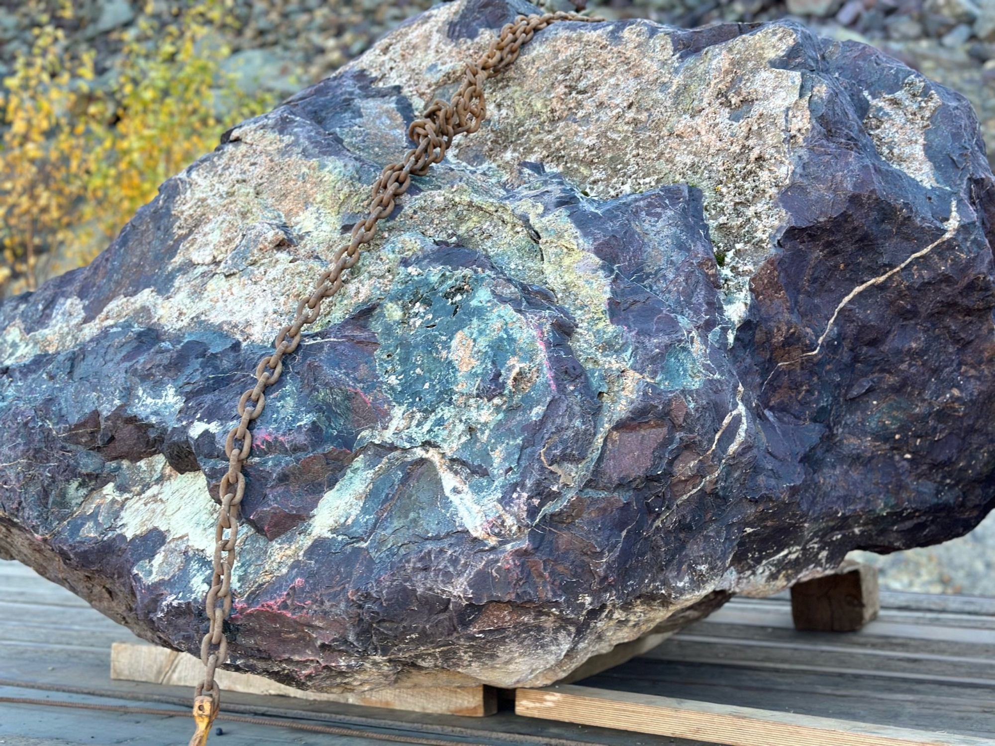 Огромные красно-фиолетовые валуны для ландшафтного дизайна весом более 5 тонн купить в Кызыле