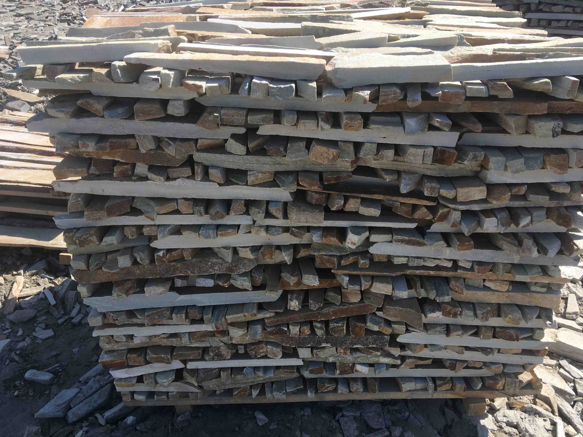 Горбушка златолит золотистый для облицовки купить в Кызыле