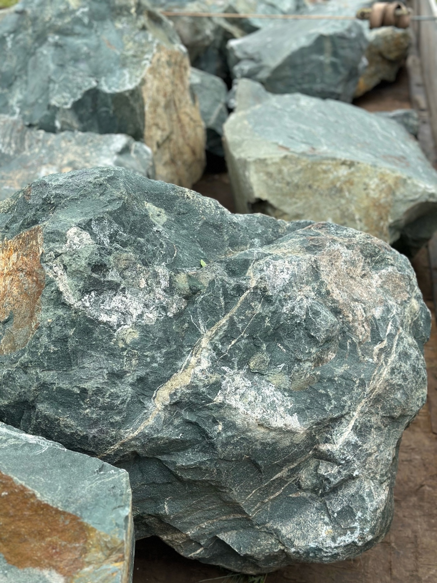 Камни для ландшафтного дизайна зелёные 10-60 килограмм купить в Кызыле