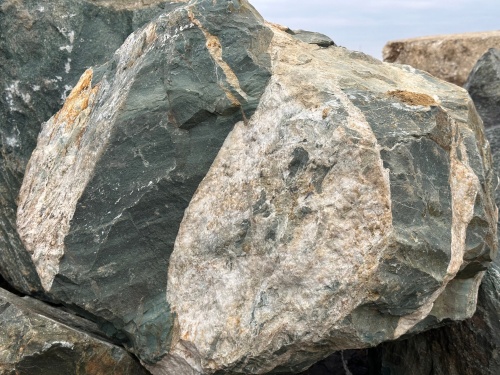 Гигантские зелёные валуны для ландшафтного дизайна весом более 5 тонн купить в Кызыле