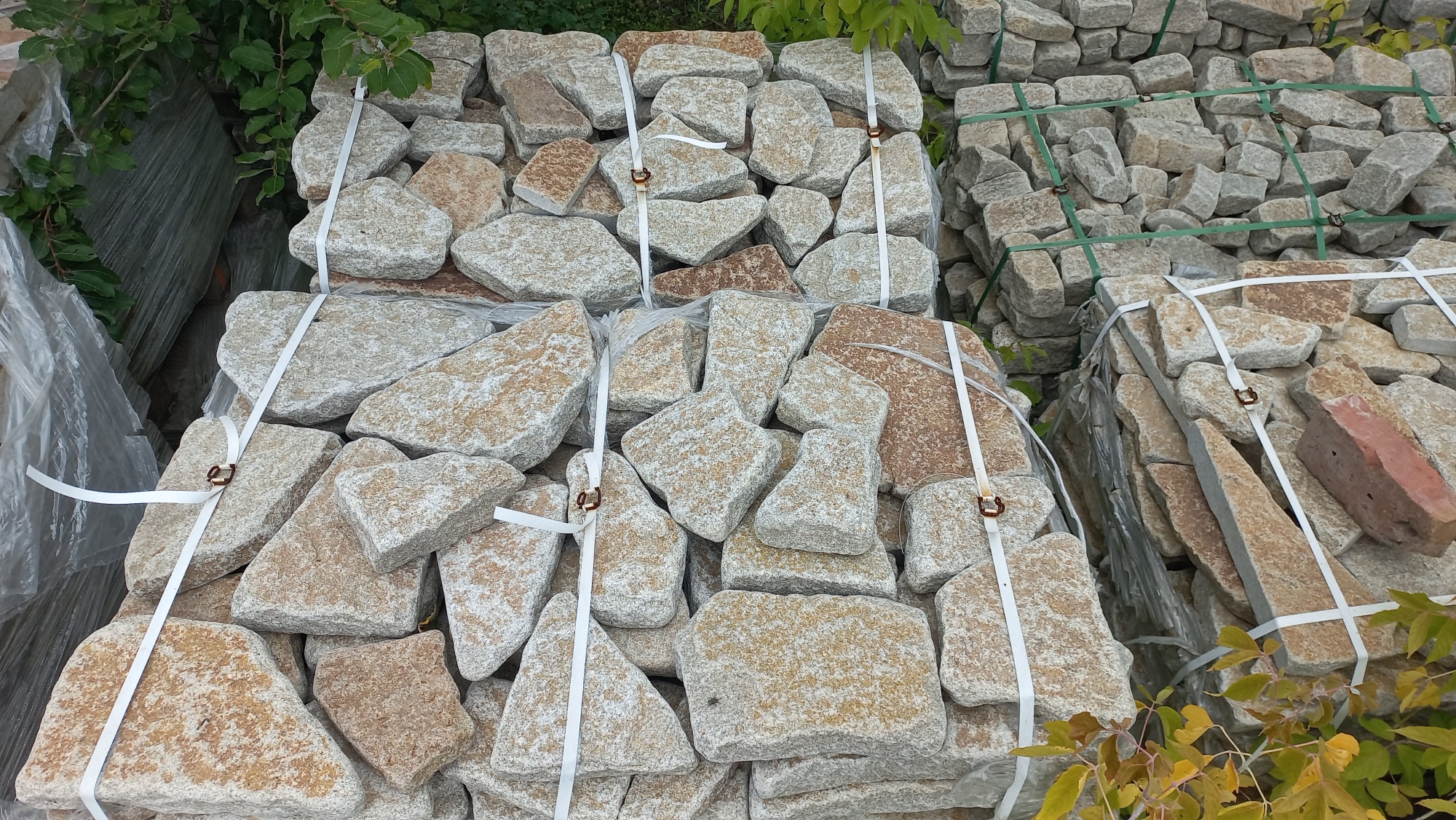 Гранитный плитняк галтованный для мощения купить в Кызыле