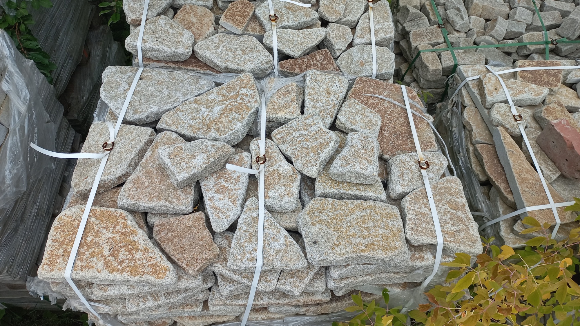 Плитняк галтованный гранитный для ландшафтного дизайна купить в Кызыле