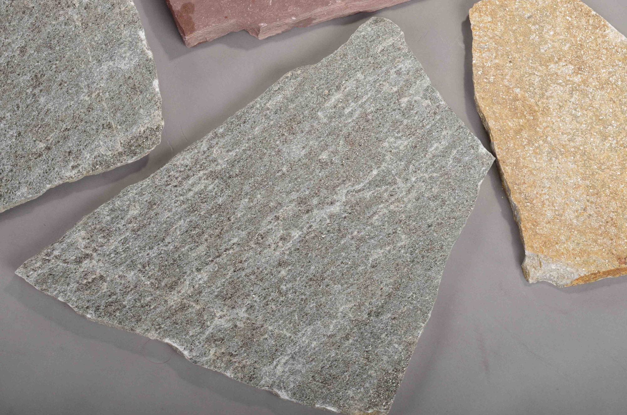 Плитняк златолит Уральский для цоколя, отмостки купить в Кызыле